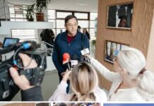 FOTOGRAFUL ȘI OMUL DE PRESĀ SEVERINEAN JUSTINEL STĂVARU A ORGANIZAT DE CURÂND O FRUMOASĂ EXPOZIȚIE DE ,,FOTOGRAFIE DE PRESĂ „